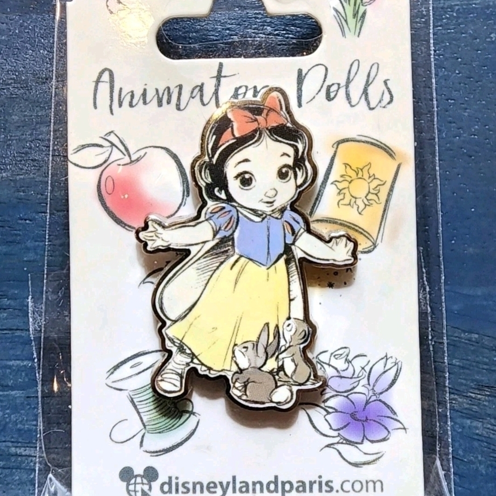 NEW ON CARD Paris Snow White Animator Dolls Disney Pin